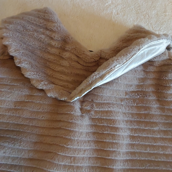 🌺 Like New Park & Main Tan Faux Fur Stole/Wrap/Shawl/Shrug - Picture 10 of 12